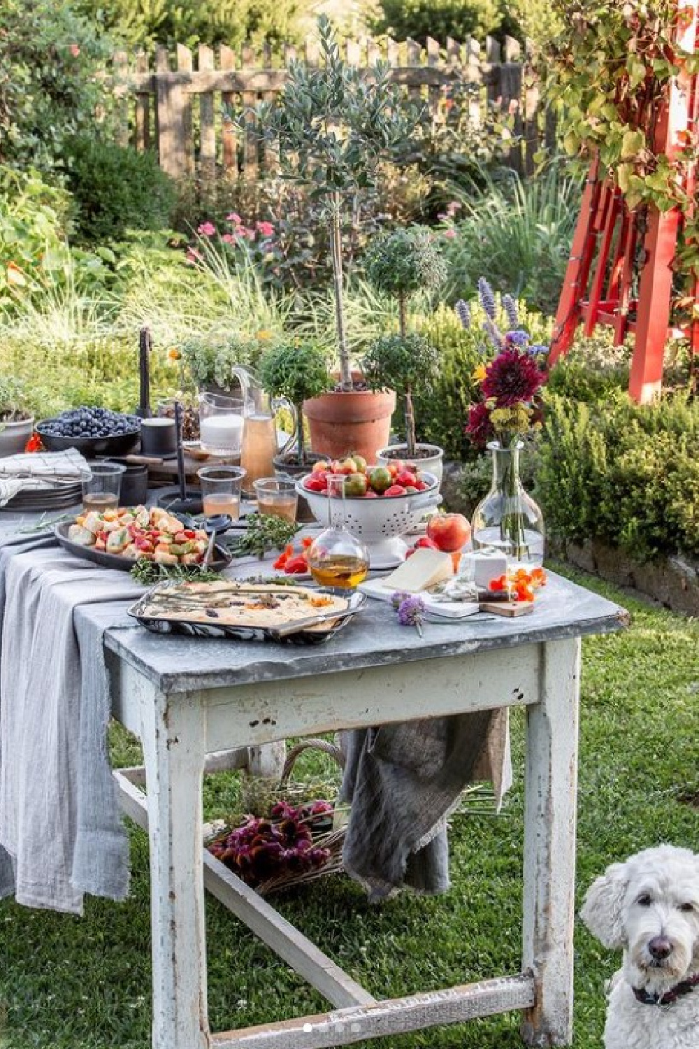 Rustic Fall buffet in the garden at Star Bright Farm - Helen Norman. #farmhousefall #fallbuffet