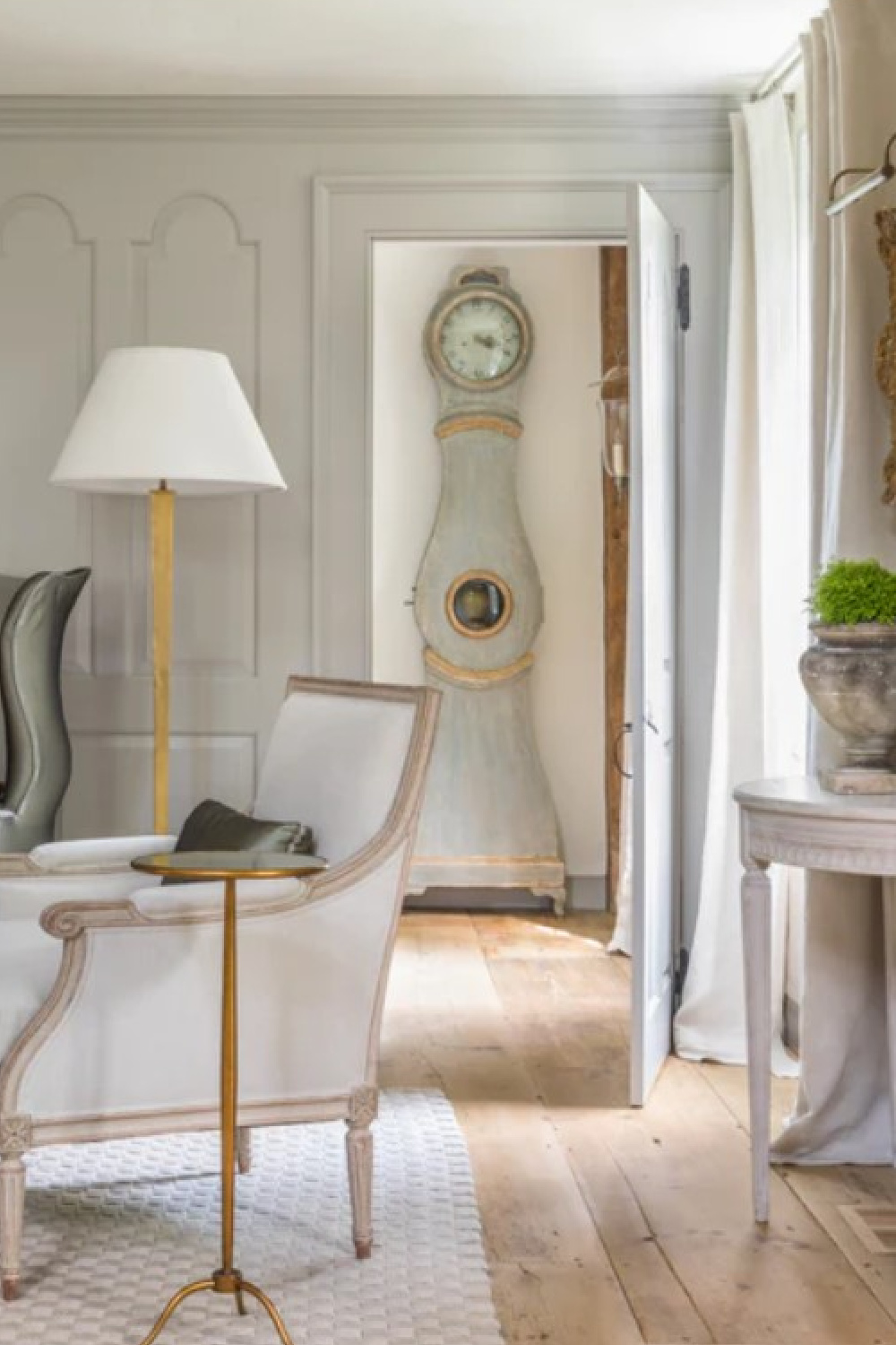 Pavilion Gray (Farrow & Ball) paint color on trim in a beautiful Connecticut home with antiques - Giannetti Home (photo: Lisa Romerein). #paviliongray #graypaintcolors