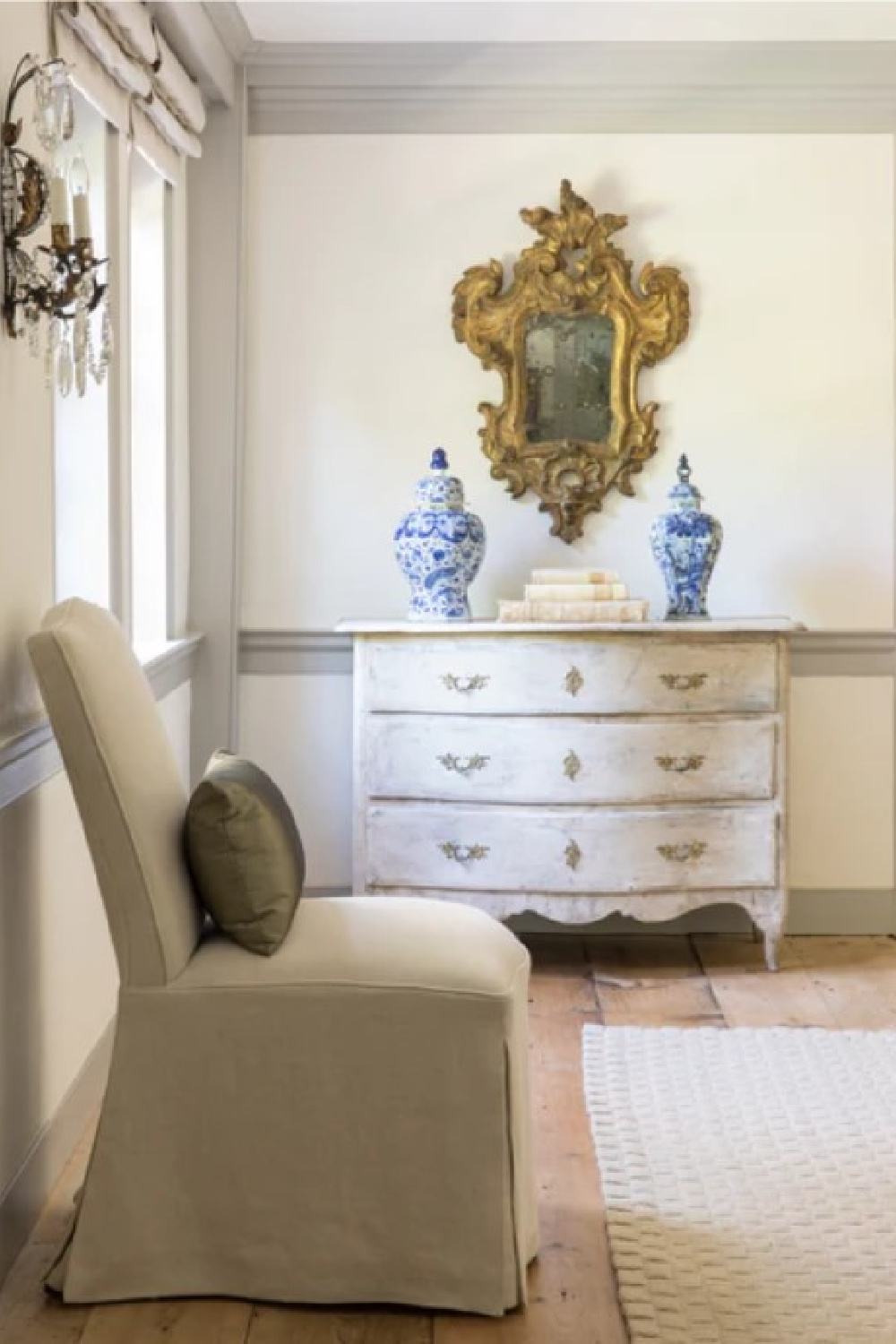 Pavilion Gray (Farrow & Ball) paint color on trim in a beautiful Connecticut home with antiques - Giannetti Home (photo: Lisa Romerein). #paviliongray #graypaintcolors