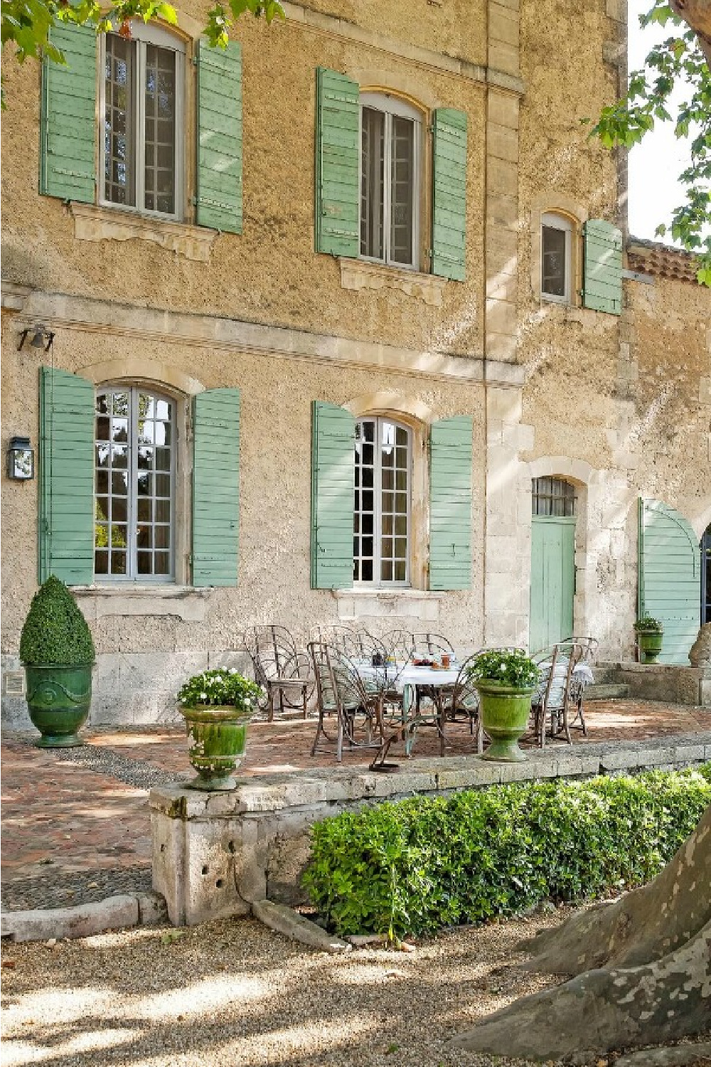 Rustic and elegant: Provençal home, European farmhouse. Come be inspired by interior design photos with French Green Paint Colors and Serene French Blue-Greens. #greenpaintcolors #mintgreen #interiordesign #paint
