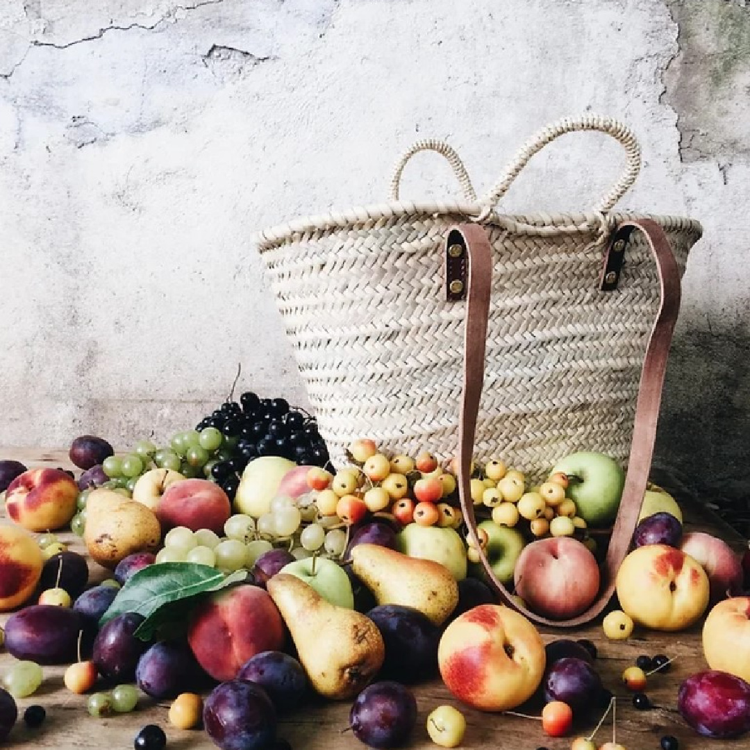 French farmhouse fall bliss: a market basket from Vivi et Margot and fall fruit. #frenchfarmhouse #autumnvibes #provencestyle