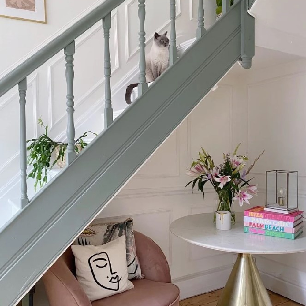 Card Room Green (Farrow & Ball) paint color on staircase in a lovely home by @prettylittleterrace. #cardroomgreen #greengray