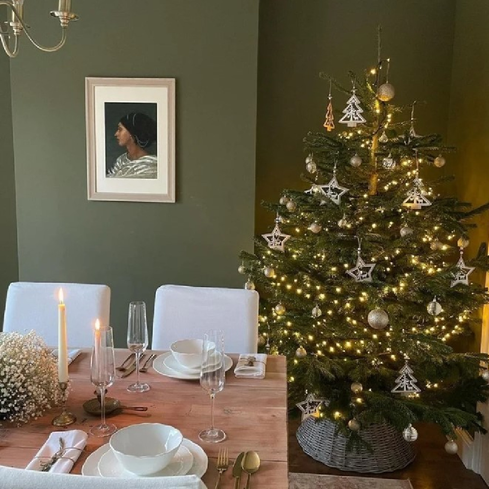 Bancha paint color on walls of a dining room decorated for Christmas - @peonyandprose. #farrowandballbancha #greenpaintcolors