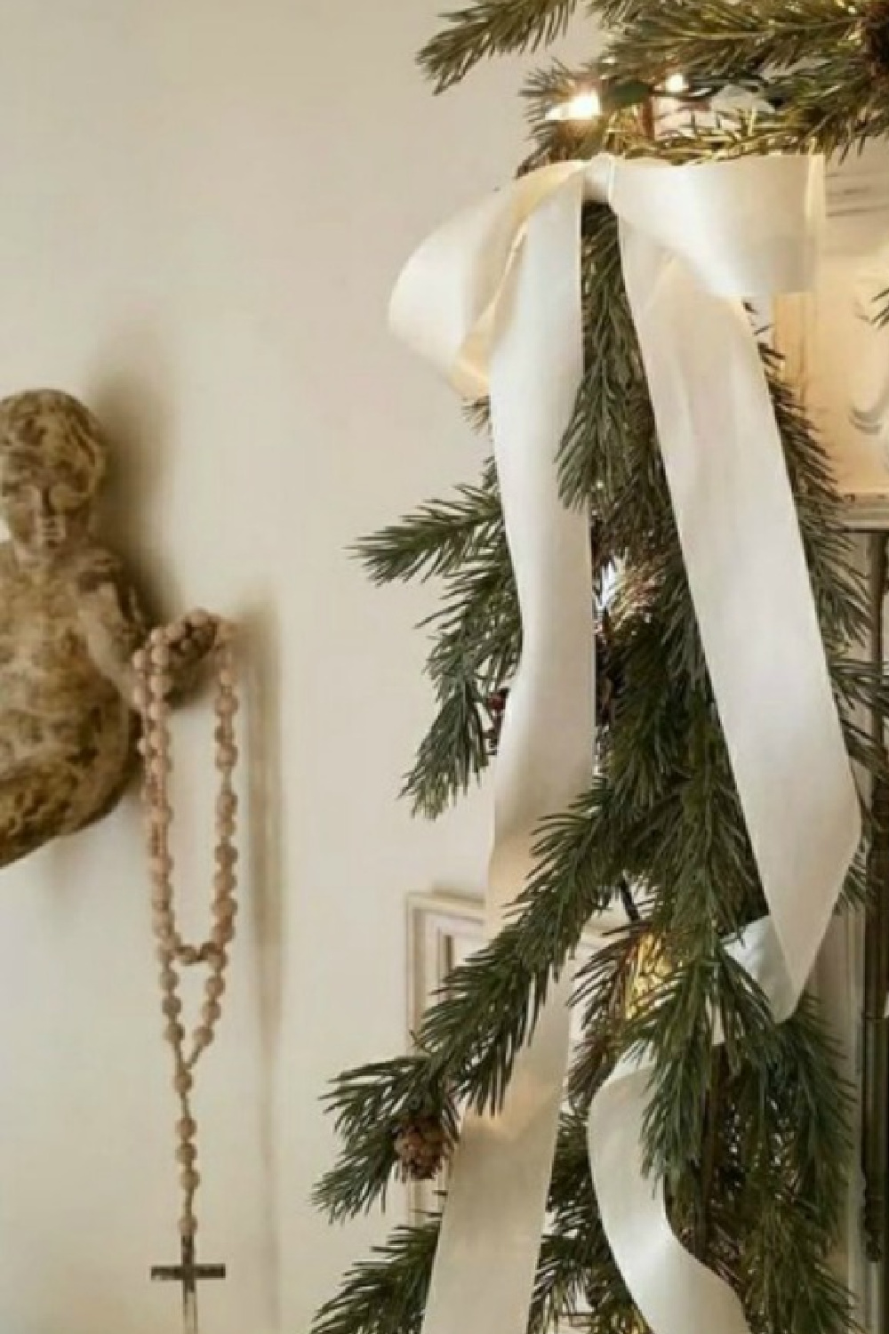 French country Christmas decor with white sophisticated details and greenery. #frenchcountry #frenchchristmas #christmasdecor #whitechristmasdecor