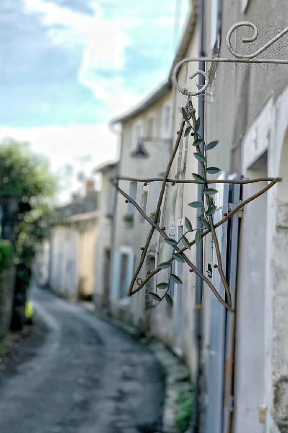 French Christmas star on a glorious stucco exterior in France. Vivi et Margot. #frenchchristmas #christmasinfrance #christmasstar #europeanchristmas