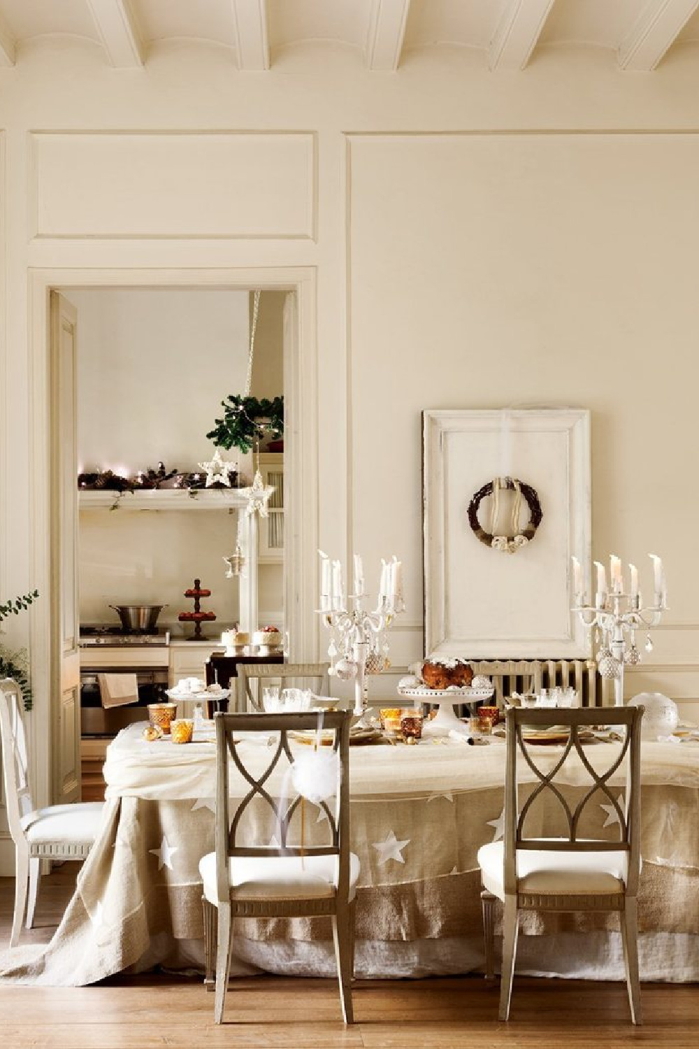 A beautifully restored 1864 home on the Maresme Coast of Spain is decorated in whites for Christmas. #romanticchristmas #frenchchristmas #countryfrenchholiday