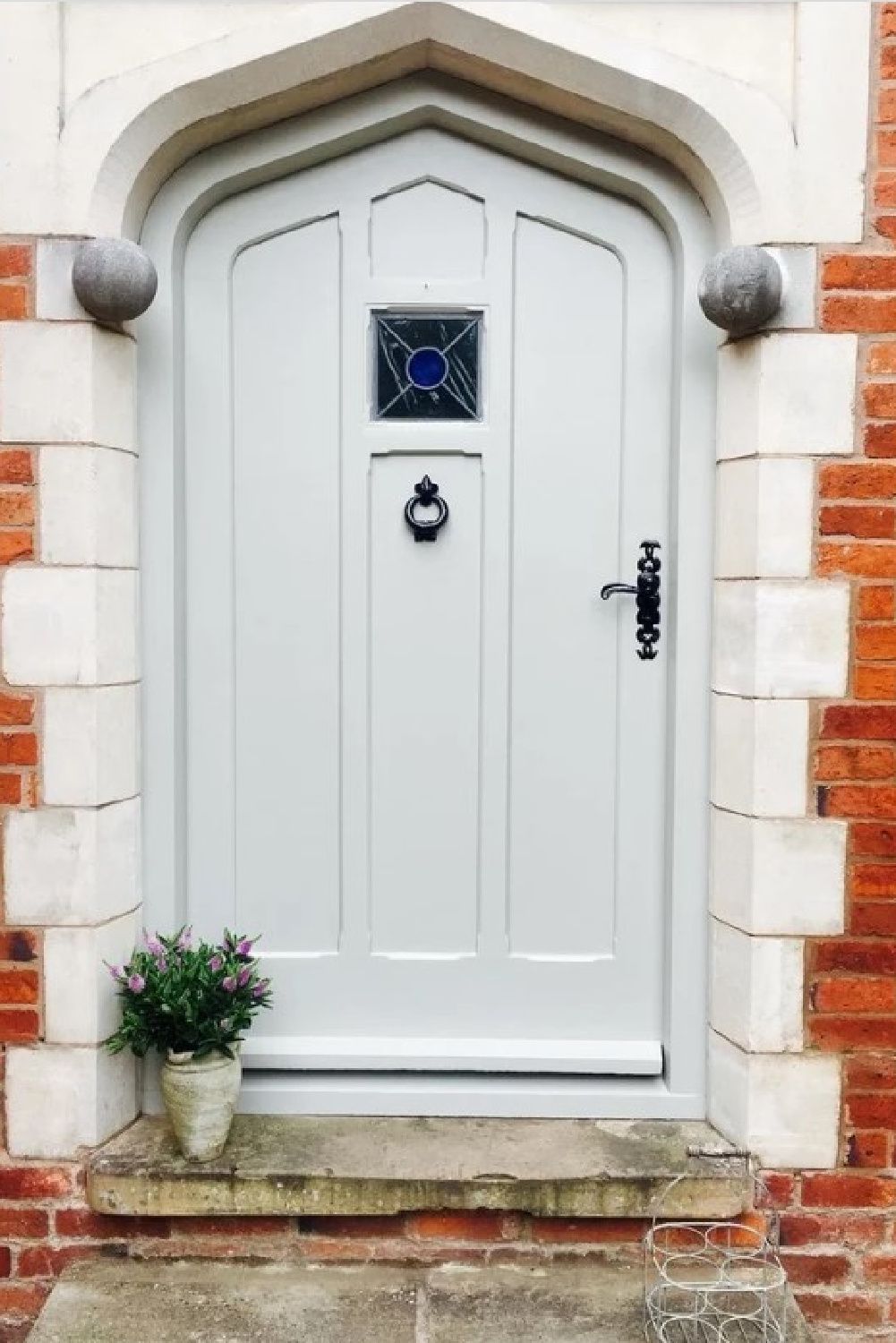Gothic arched front door painted Farrow & Ball Hardwick White - @sharpe_russell. #hardwickwhite