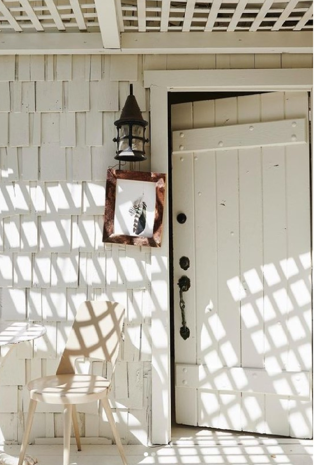 Behr Crisp Linen white paint color on exterior and front door of Leanne Ford's cottage. #crisplinen #whitepaintcolors