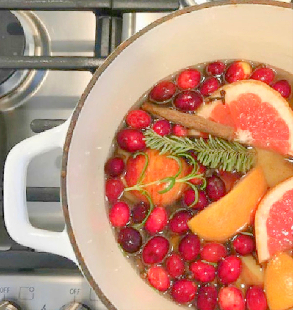 Christmas citrus simmer pot with grapefruit, cranberries, rosemary, citrus, cloves - Hello Lovely. #christmasscents #simmerpot #citrussimmerpot