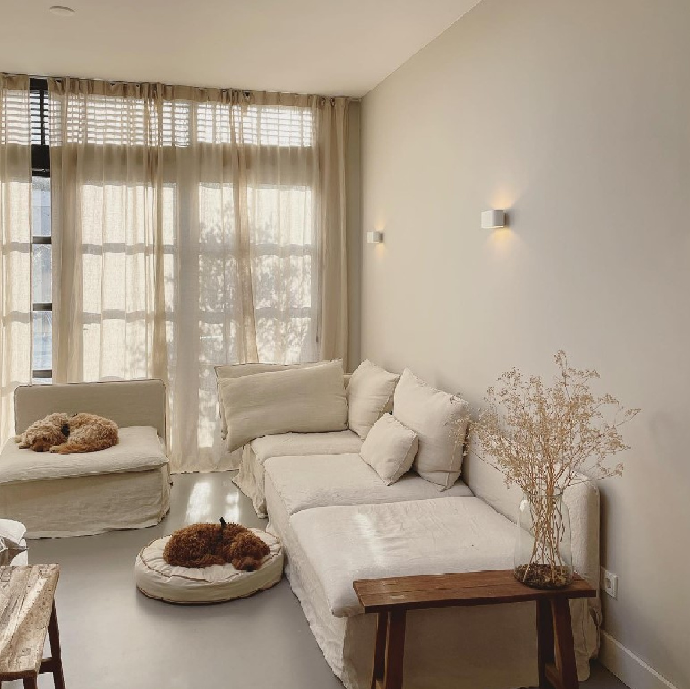 Cornforth White walls in a beautiful serene living room with minimal luxe style - @stella.louie. #cornforthwhite #farrowandballcornforthwhite