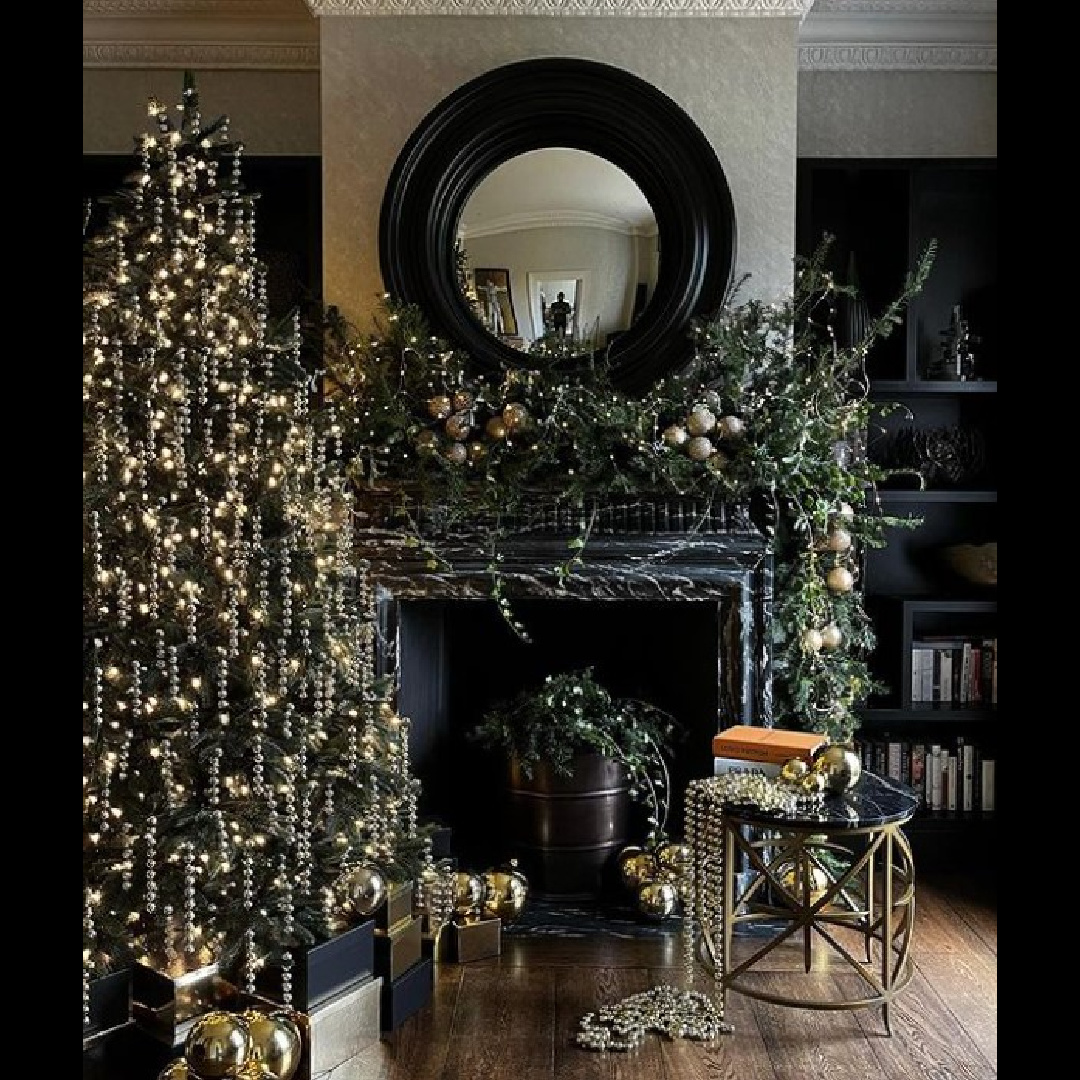 Elegant Christmas decorations in a classic traditional living room with black fireplace and mirror - @davidlawsondesign. #christmasdecor #Christmasfireplace
