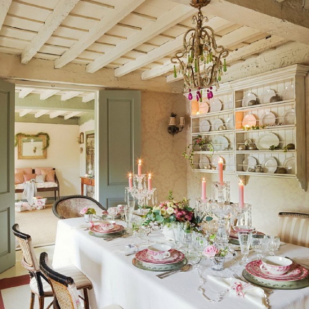 Dining room in a romantic french country cottage decorated with white and pink in Spain is decorated for Christmas with soft and quiet decor. #holidaydecor #christmasdecor #frenchcountry #decorating #cottagestyle #whitechristmas