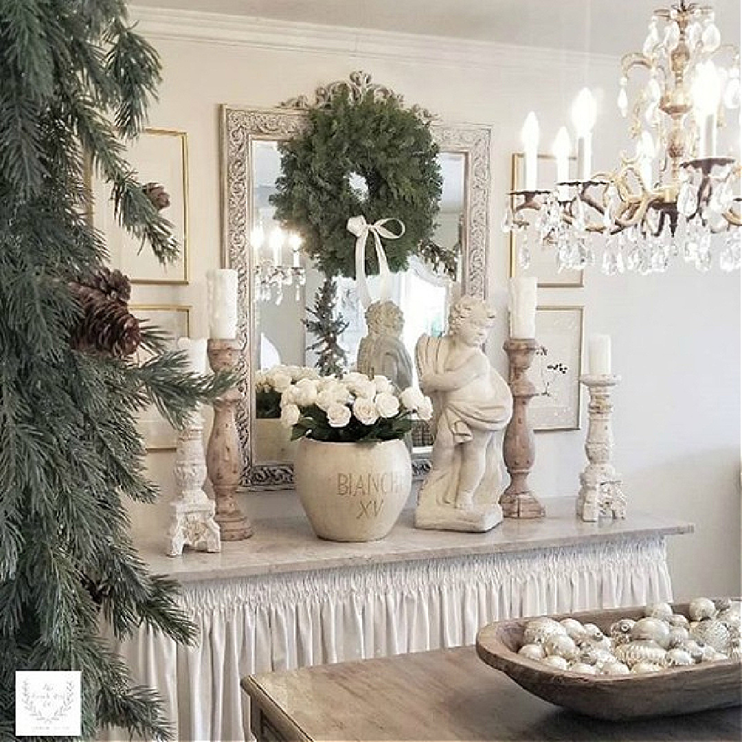 White French country Christmas decor in a dining room by The French Nest Co. #frenchchristmasdecor #frenchfarmhouse