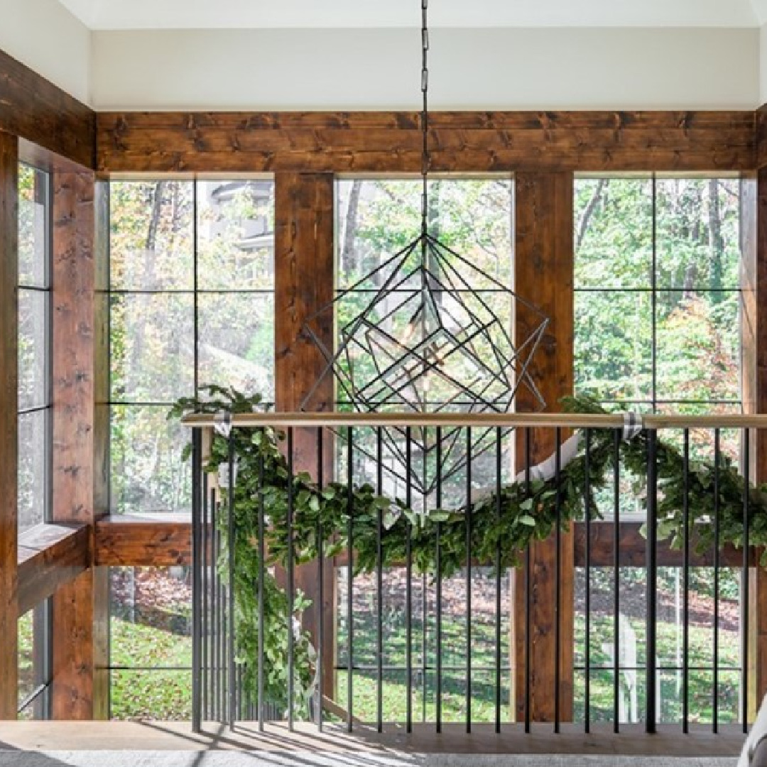 Atlanta Holiday Home dramatic architectural staircase with Christmas garland - Kit Castaldo design. #christmasstaircase #atlantaholidayhome