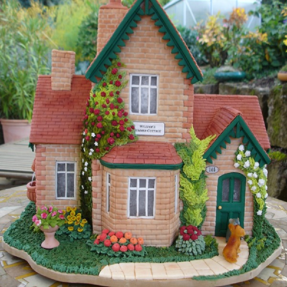 Amazing gingerbread house is a summer cottage! #gingerbreadhouses