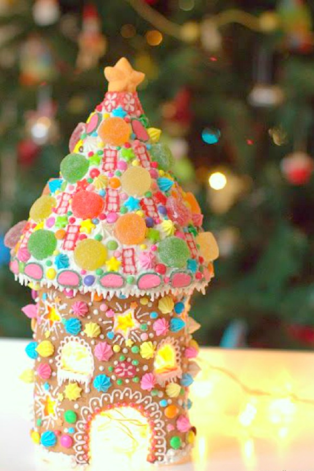Magical and darling, this candy house turret has been decorated whimsically with colorful candies - Lizon. #gingerbreadhouse #holidaybaking