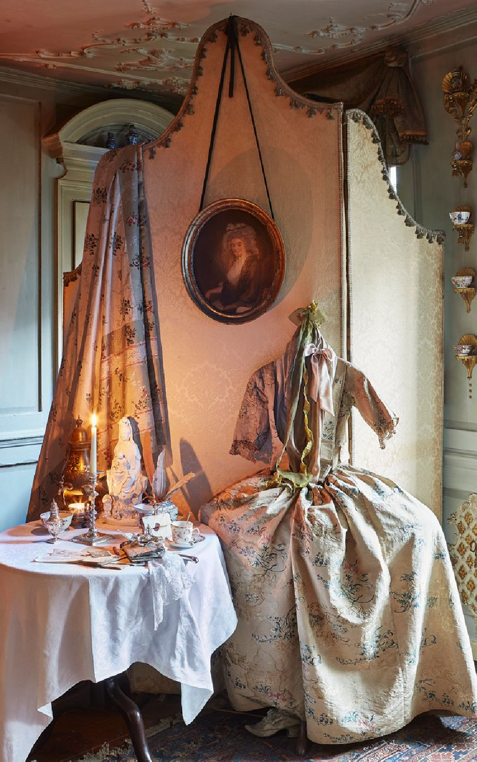 Dennis Severs House in London decorated for the holidays - photo by Louis Gaillard. #oldworldstyle #dennissevers