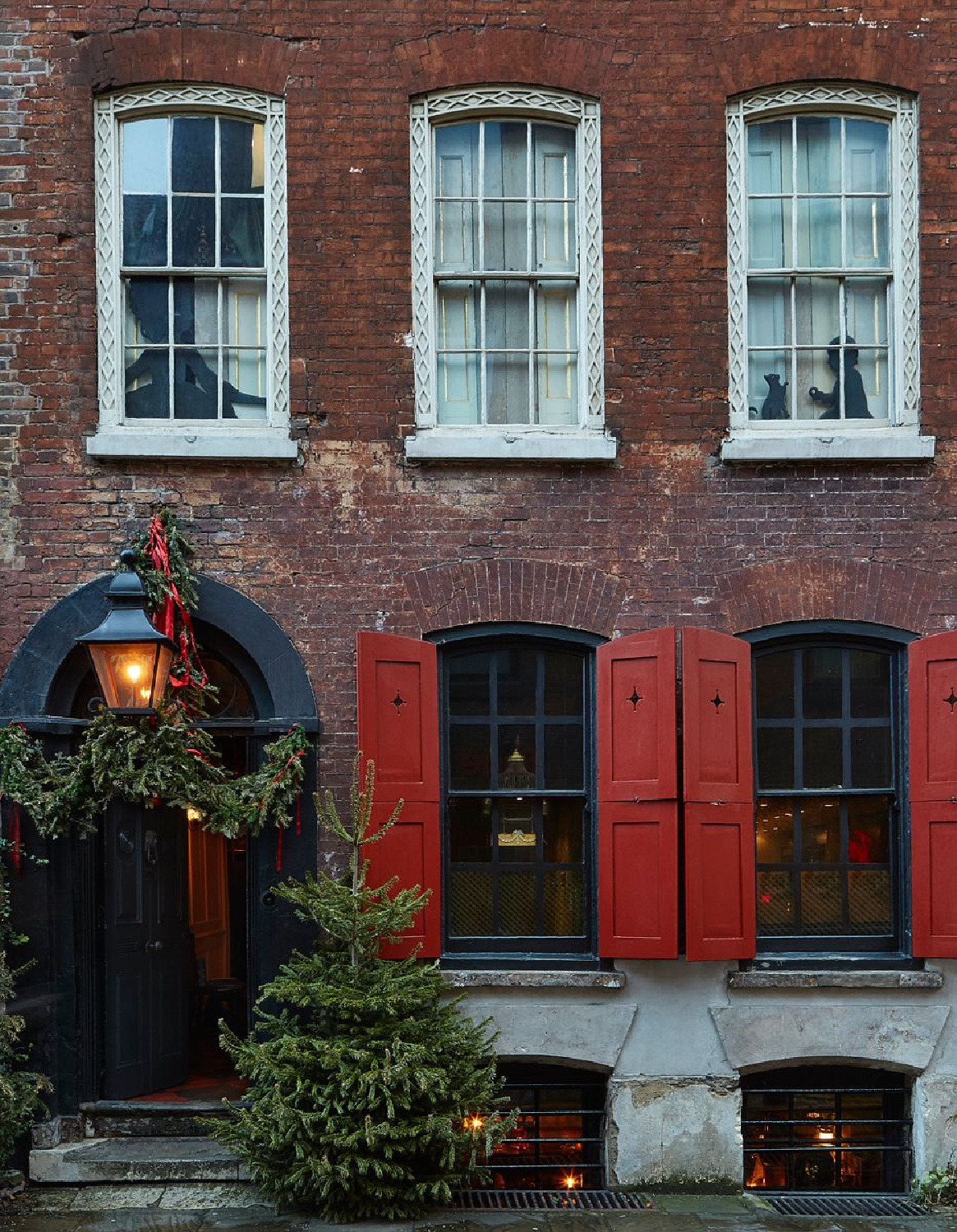 Dennis Severs House in London decorated for the holidays - photo by Louis Gaillard. #oldworldstyle #dennissevers