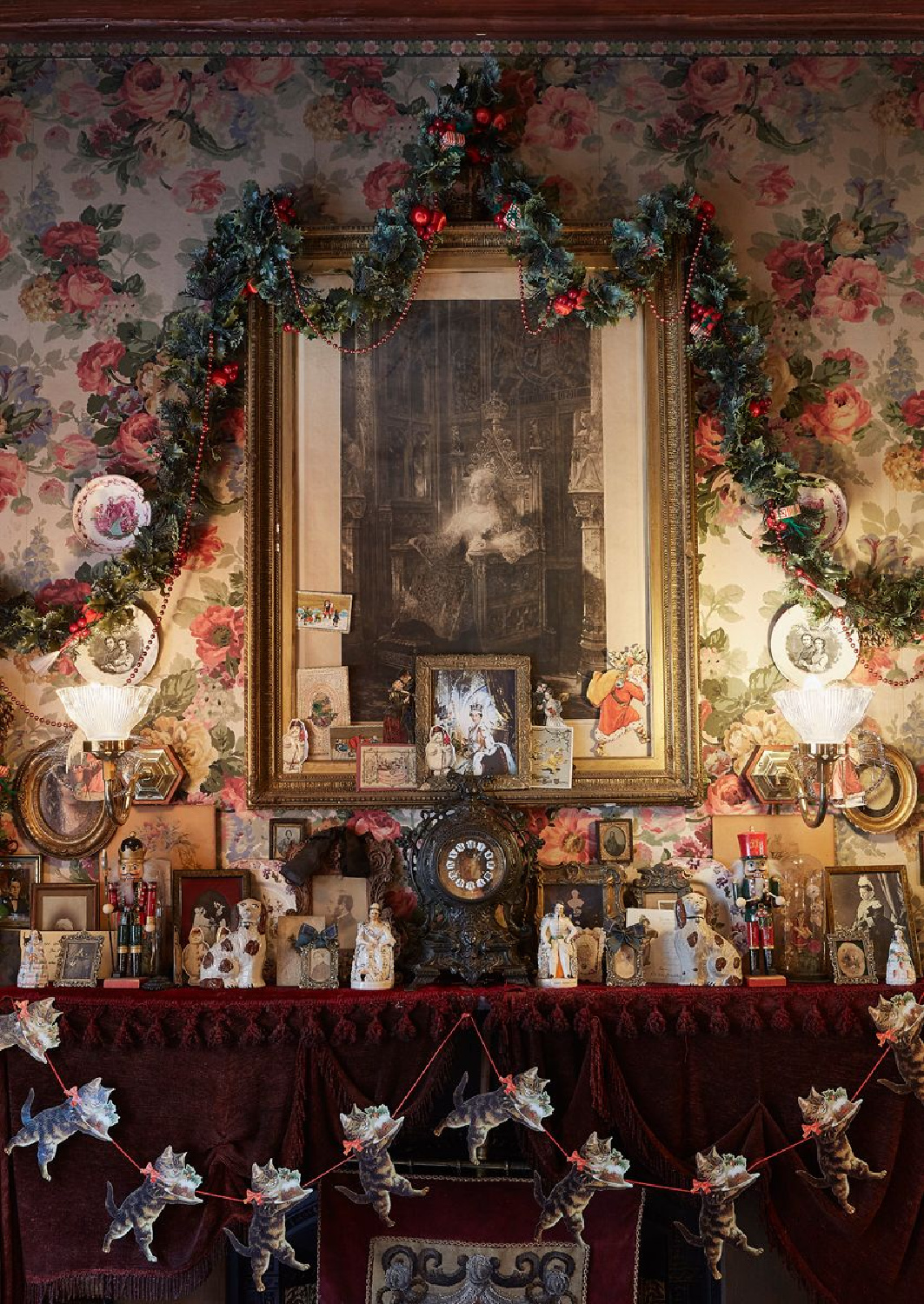 Dennis Severs House in London decorated for the holidays - photo by Louis Gaillard. #oldworldstyle #dennissevers