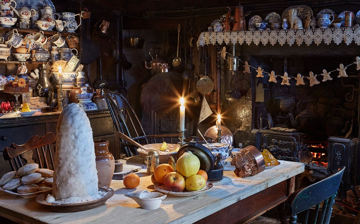 Dennis Severs House in London decorated for the holidays - photo by Louis Gaillard. #oldworldstyle #dennissevers