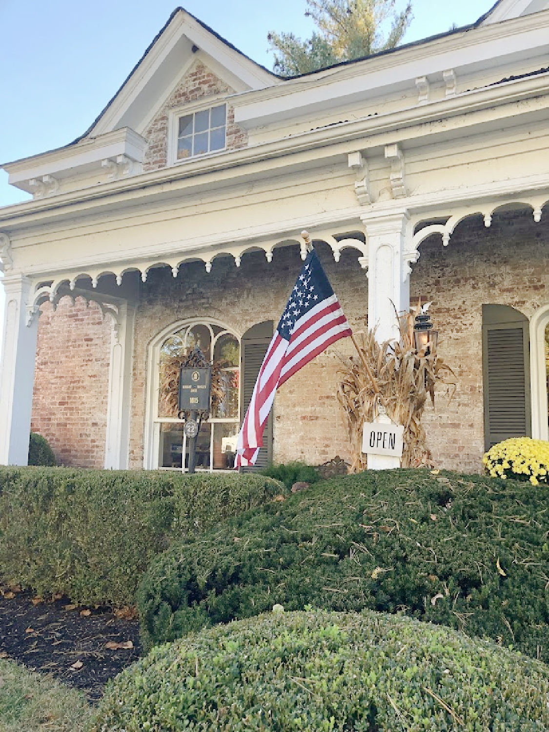 Exterior of Knight Mosley House 1815 which is home to City Farmhouse in Franklin, TN.