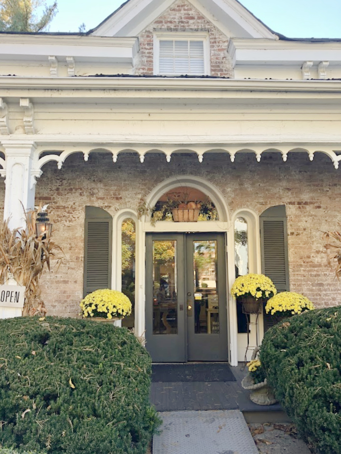 Exterior of Knight Mosley House 1815 which is home to City Farmhouse in Franklin, TN.