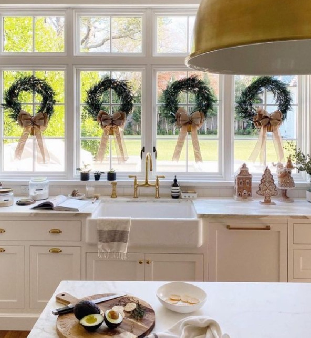 Heartwarming Christmas decor in a French country kitchen - @jennymartindesign for @lee_kristine. Photo: @platinumhdstudios. #frenchcountrychristmas