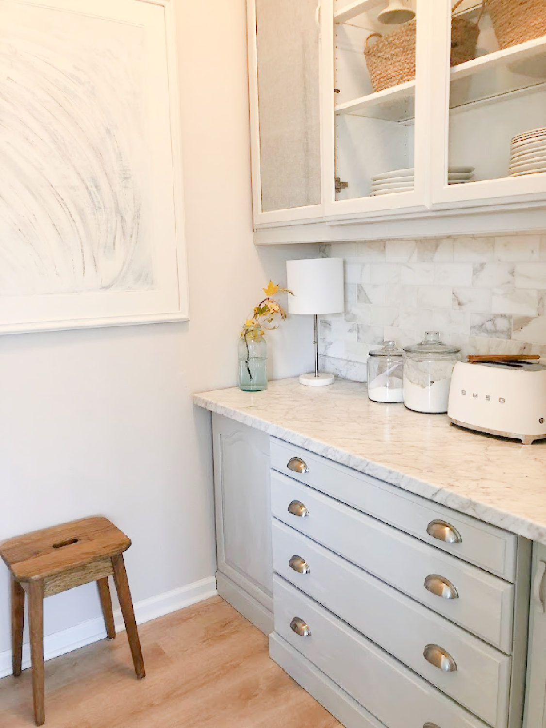 Renovated pantry with light grey cabinets (50% Farrow and Ball Pavilion Gray) and calacatta gold marble backsplash - Hello Lovely Studio.