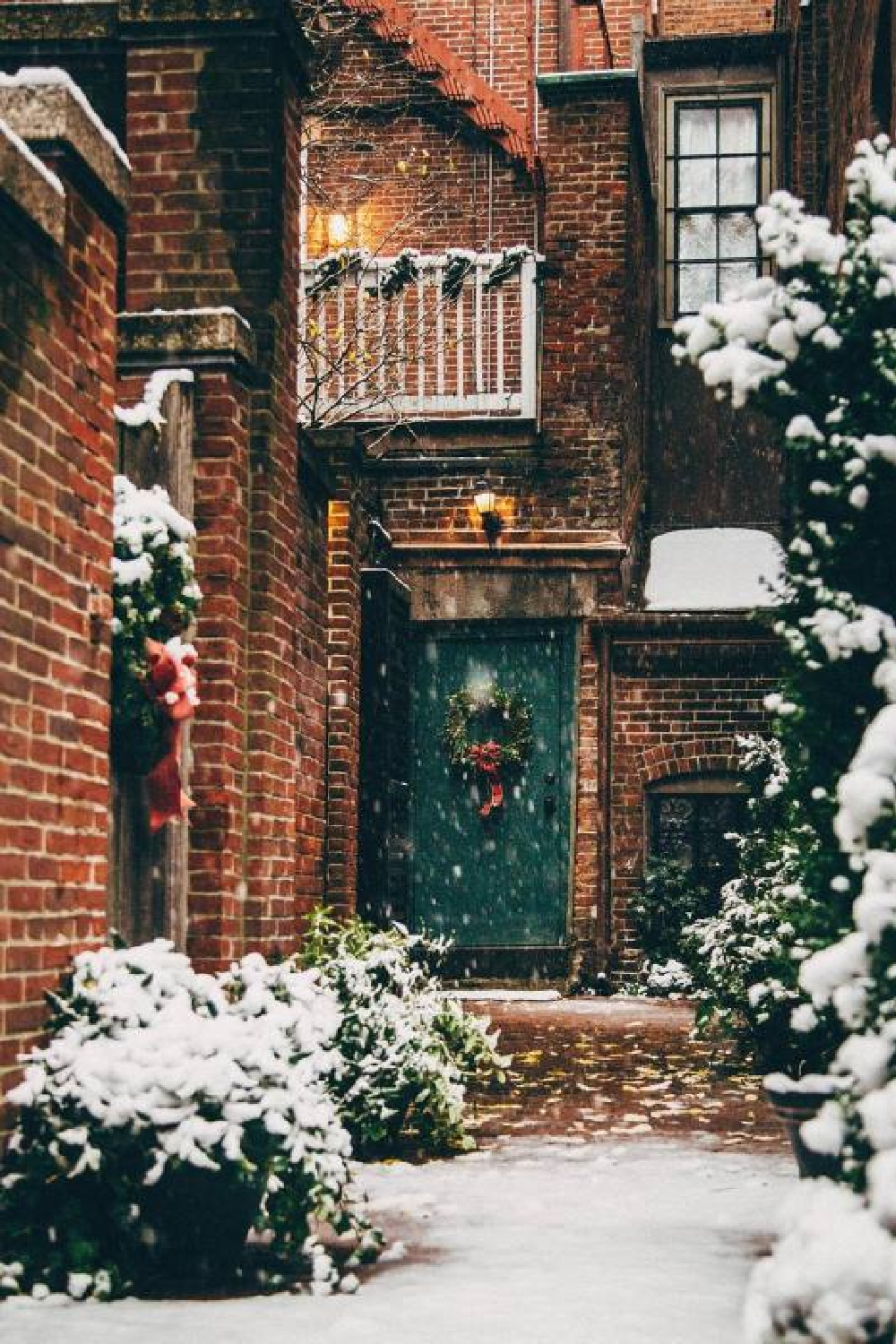 Cozy Christmas decorated exterior - Wintercozy on Tumblr. #christmascozy