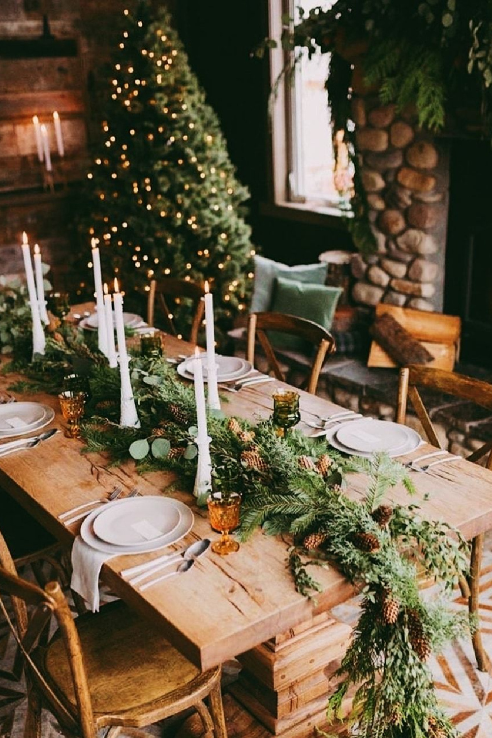 Beautiful Christmas tablescape in a rustic cottage - CozyChristmas on Tumblr. #cozychristmas #rusticchristmas #holidaytablescape