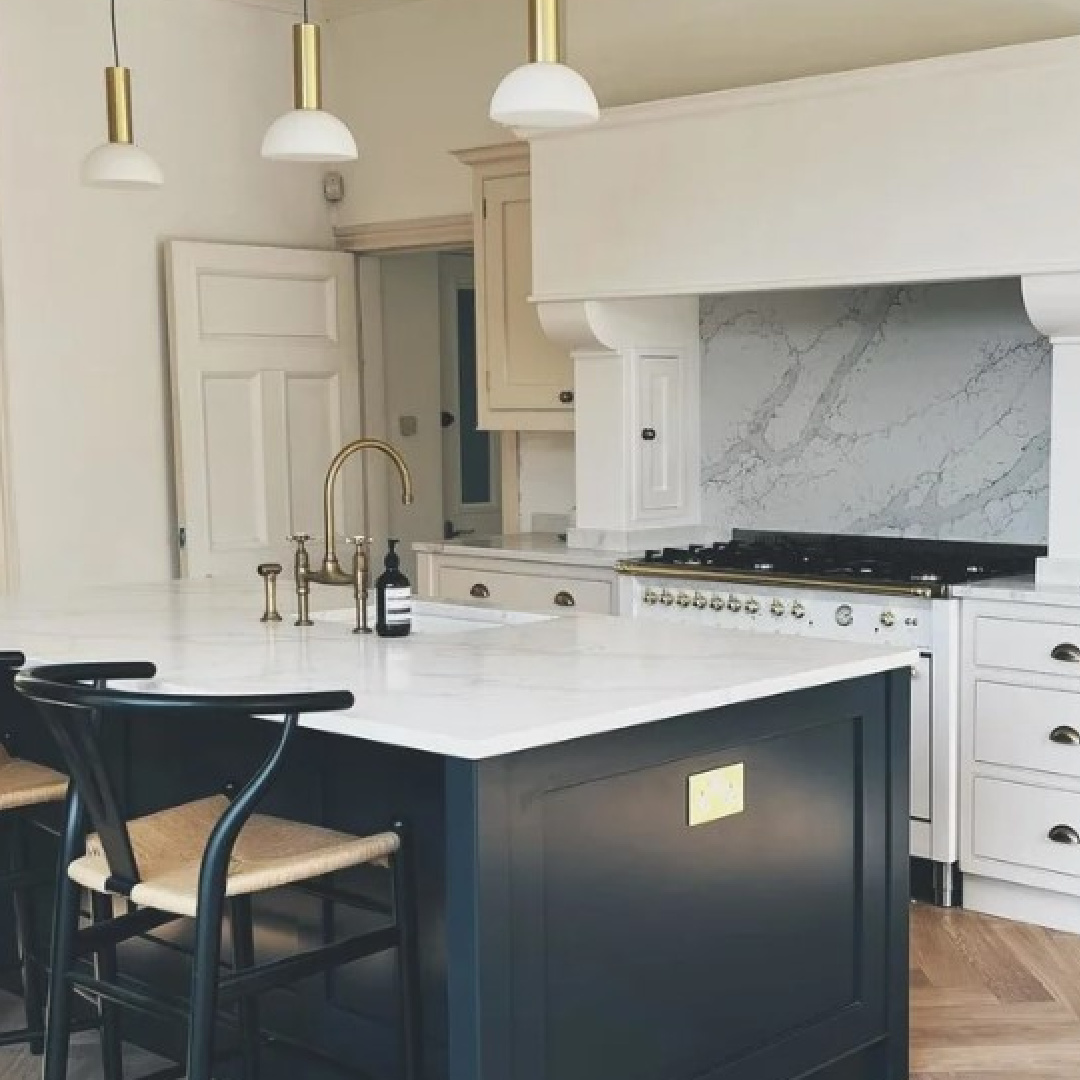 Farrow and Ball Off-Black No. 57 black kitchen cabinets in a beautifully designed kitchen by @villa_todmorgen. #blackkitchencabinets