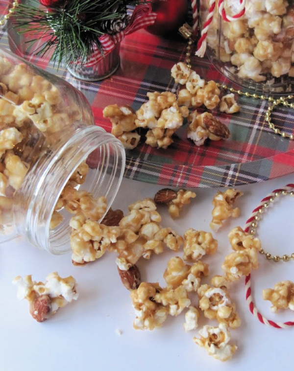 Homemade caramel corn gift in mason jar for holidays - PineconesandAcorns. #homemadecaramelcorn #homemadegifts