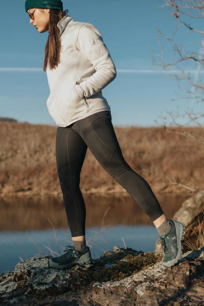 Livsyn trail tights for women are made of recycled nylon, have smartly designed pockets, and are perfect for hiking in nature or to the grocery store! #hikinggear #athleisure