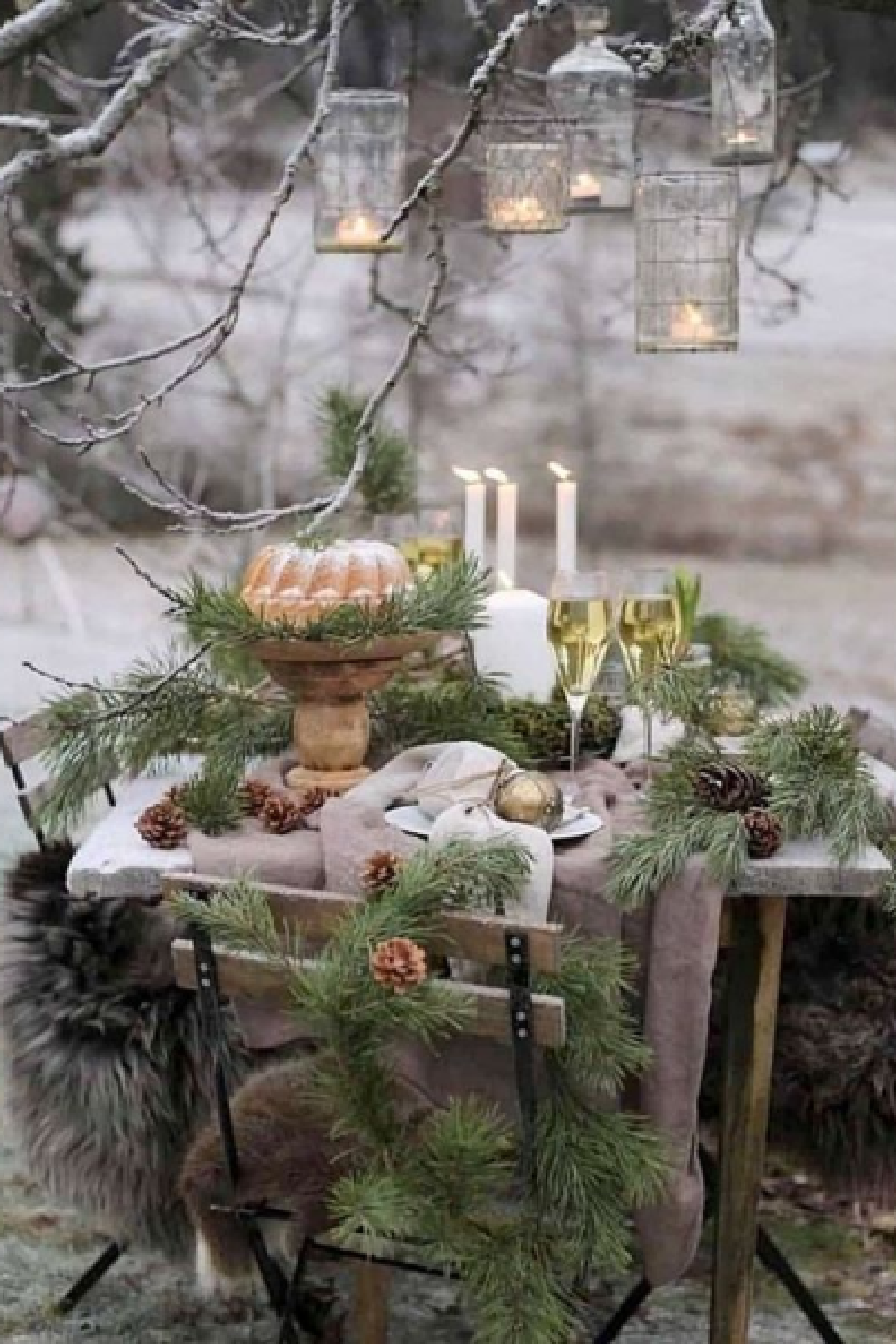 Christmas cozy tablescape - @liekes_world. #romanticchristmas #rusticchristmas