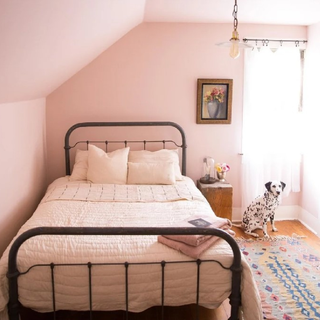 Middleton Pink painted guest room with dalmatian - @houseonverde. #farrowandballmiddletonpink #pinkpaintcolors #pinkbedroom