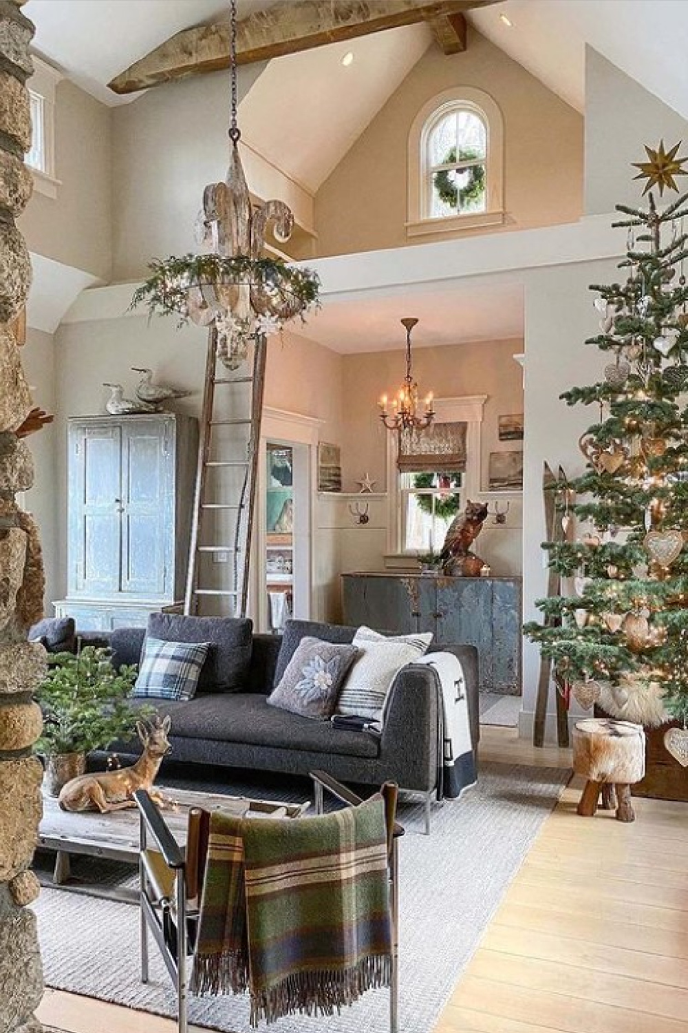 Beautiful rustic natural Scandi Christmas decorated room by Old Silver Shed in Cape Cod. #coastalchristmas #scandichristmas #rusticchristmas