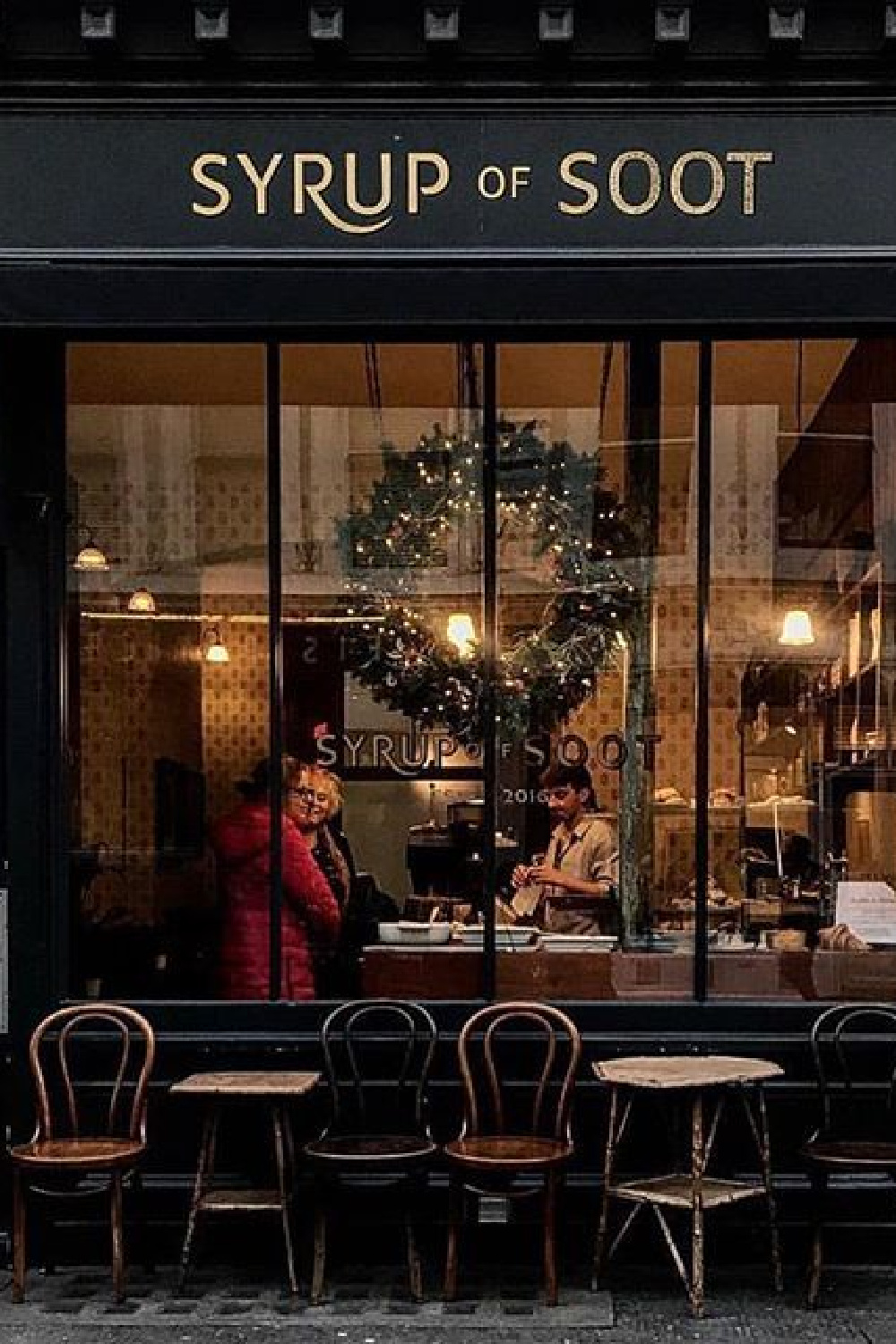 London cafe in winter with wreath - @prettycitylondon.
