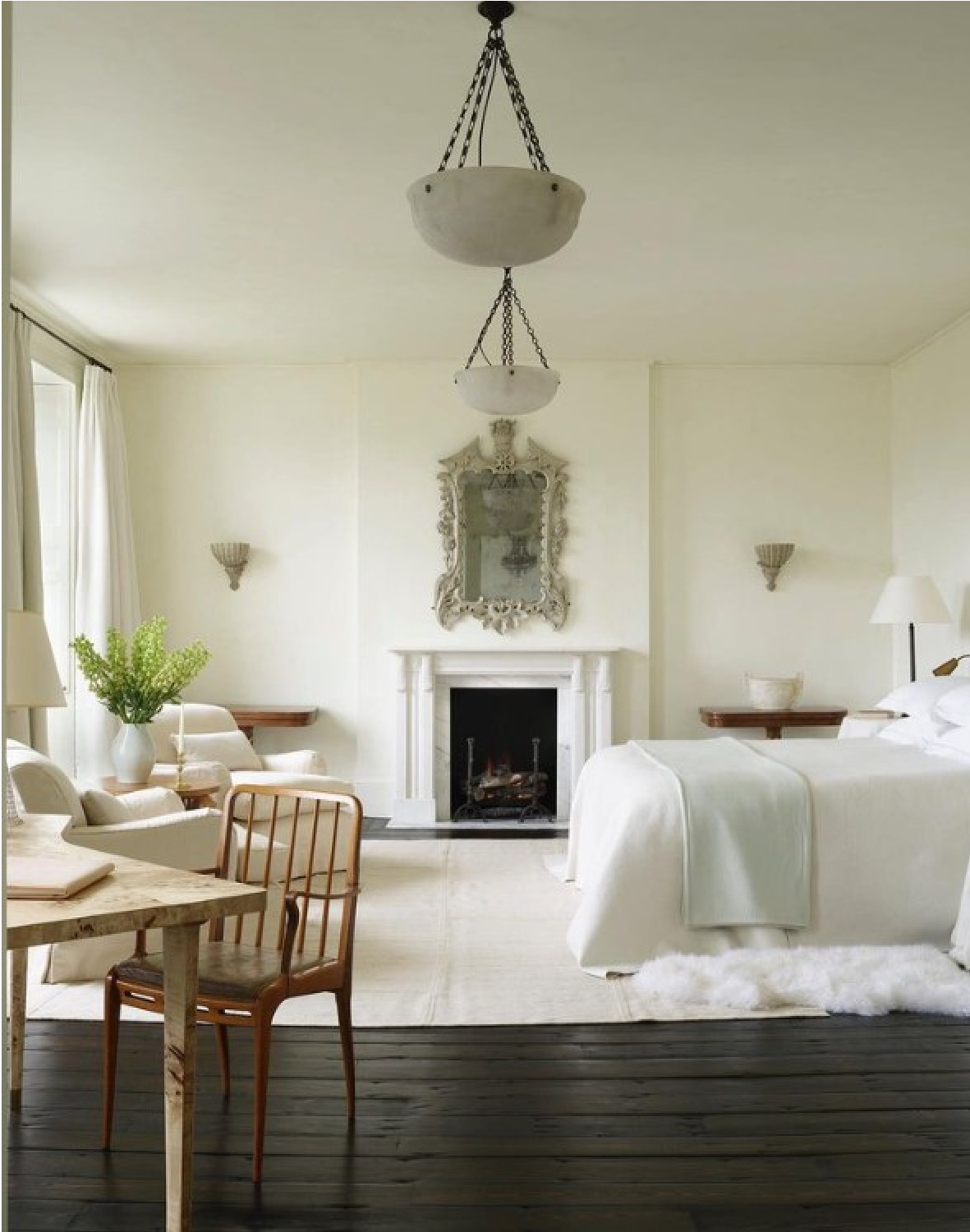 Ethereal minimal luxe classic white bedroom by Rose Uniacke - photo @simonuptonphotos for @theworldofinteriors. #roseuniacke #roseuniackeinteriors