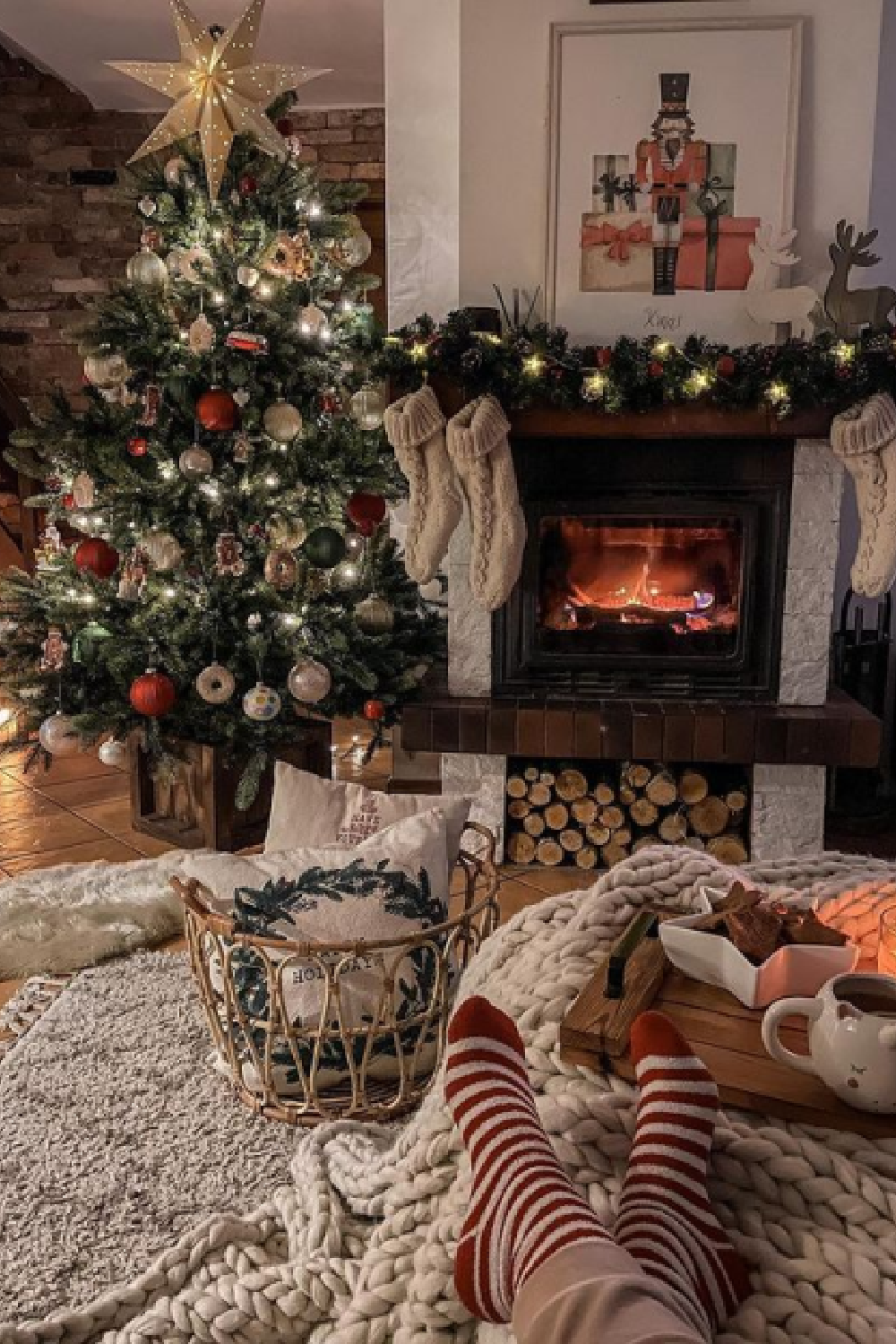 Christmas tree and fireplace with stockings in cozy living room - @tatianas_home_decor. #christmascozy