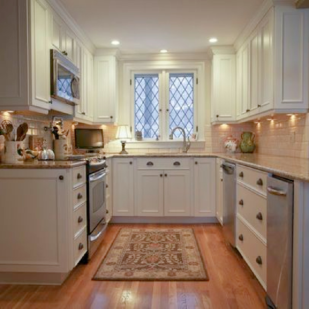 Traditional Kitchen inspiration including this small u-shaped classic kitchen with wood floors and white cabinets. #smallkitchens #kitchendesign #ushape #cottagekitchens