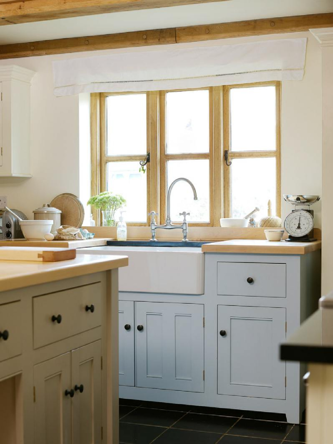 Beautiful English country bespoke kitchen by deVOL Kitchens. COME TOUR THESE cottage kitchens to inspire! #countrykitchen #englishcountry #shakerkitchen #cottagekitchens #kitchendesign