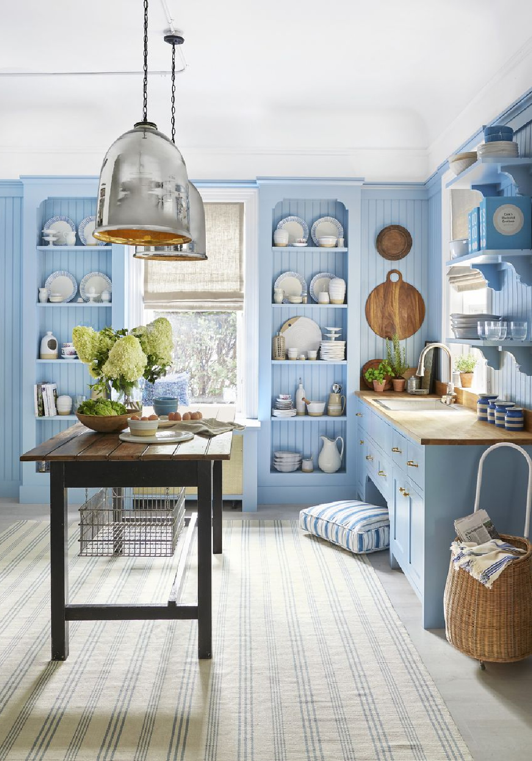 Beautiful blue country kitchen by Sarah Blank (Alec Hemer photo) painted Lulworth Blue by Farrow & Ball. #countrykitchens #bluekitchen