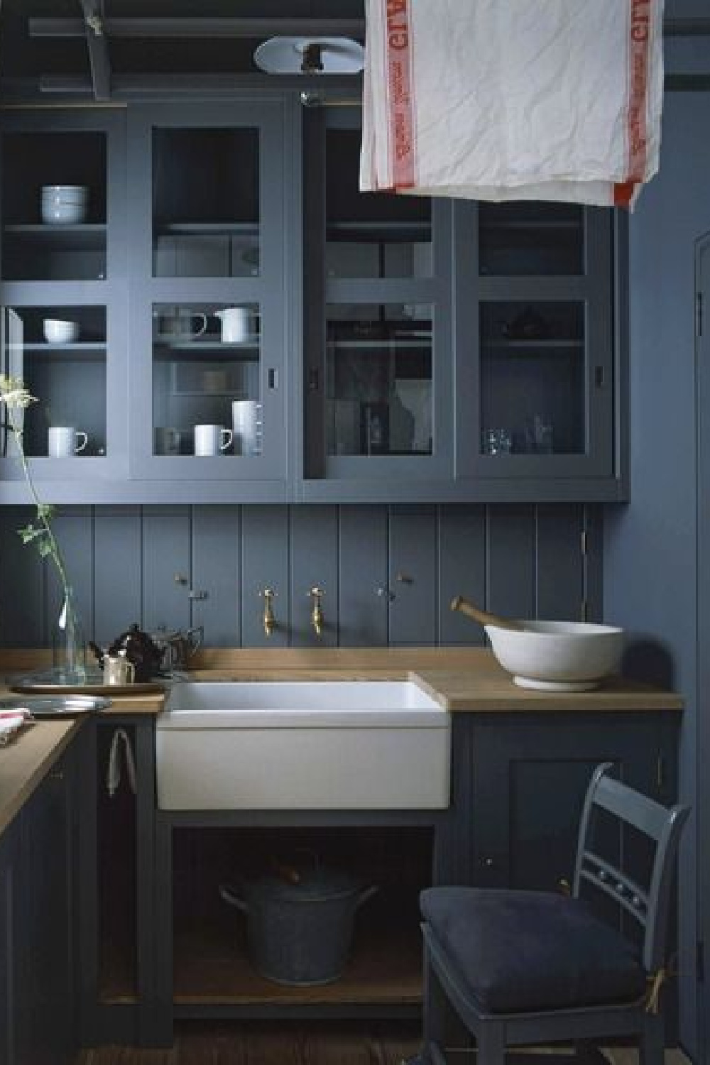 Rustic dark blue English country kitchen by Plain English. Similar paint color is Behr Opera Glasses. #bluekitchens #englishcountry