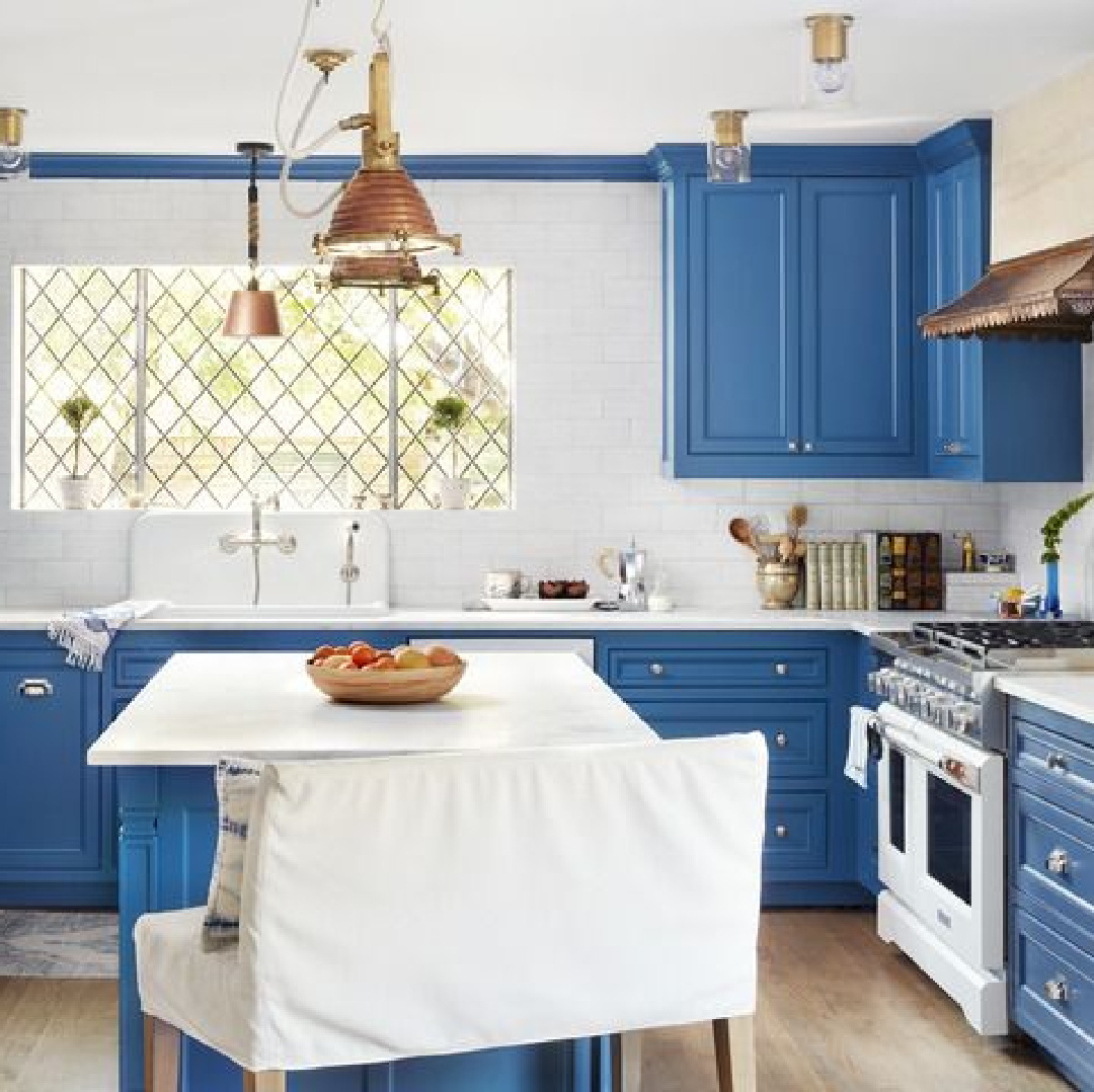 Paddington Blue (Benjamin Moore) painted kitchen cabinets - design by Grace Mitchell and photo by Lisa Petrole. #bluekitchens #bmpaddingtonblue