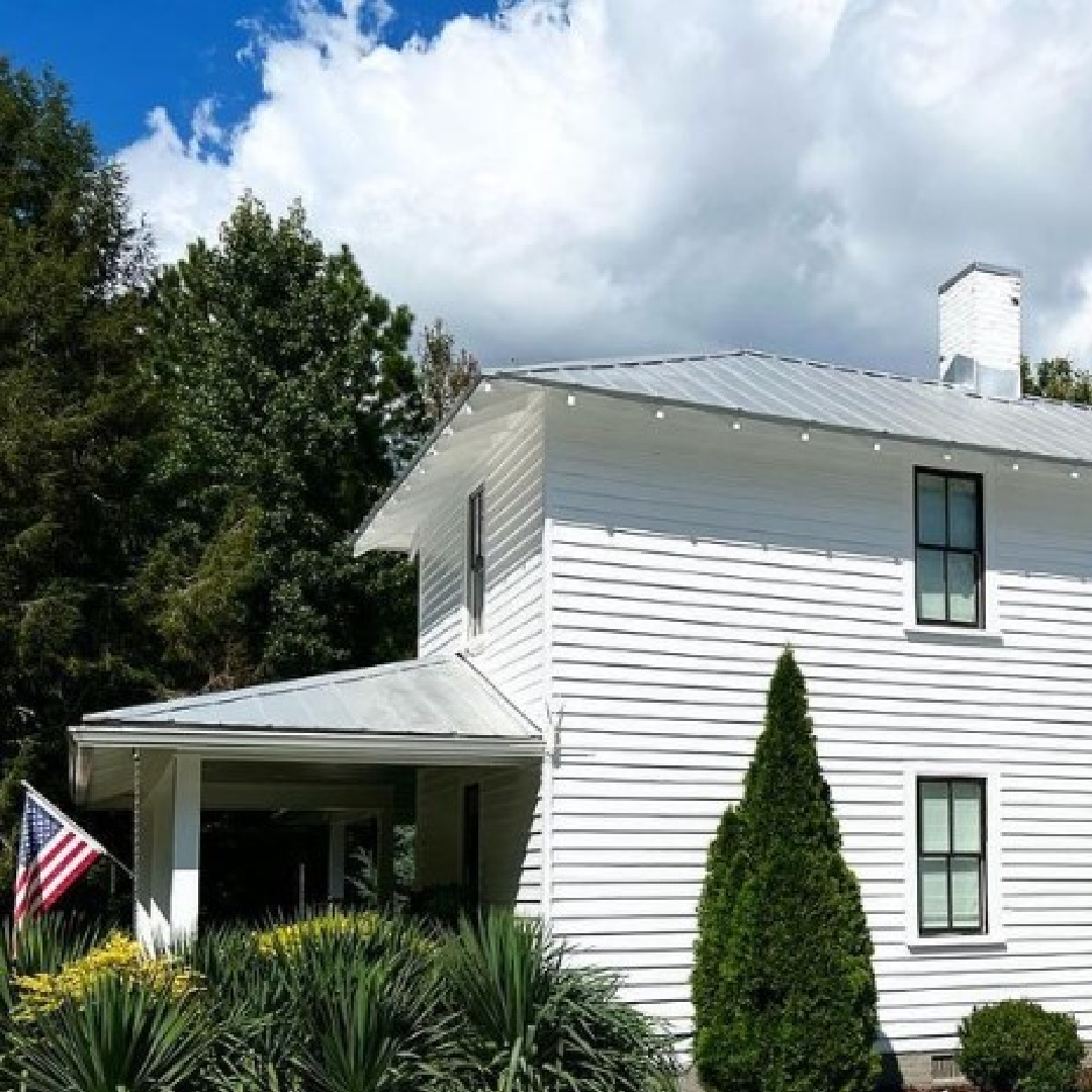 White farmhouse exterior with BM Decorator's White paint color. #decoratorswhite #bmdecoratorswhite #colorbuzz73