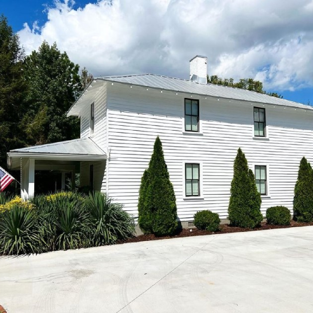 White farmhouse exterior painted BM Decorator's White paint color. #decoratorswhite #bmdecoratorswhite #colorbuzz73