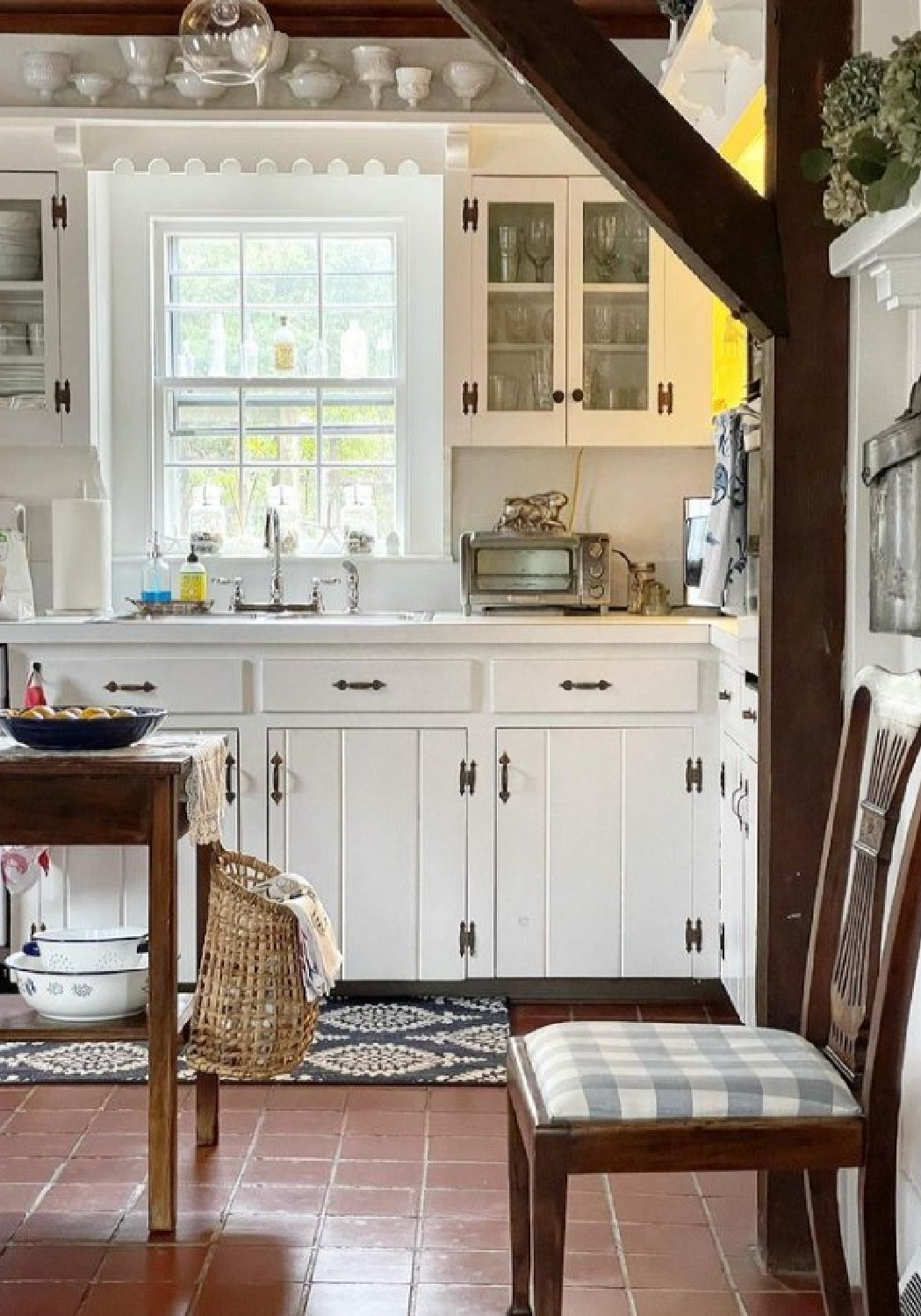 Cape Cod kitchen (@littlesquaresofjoy) painted BM Decorator's White paint color. #decoratorswhite #bmdecoratorswhite