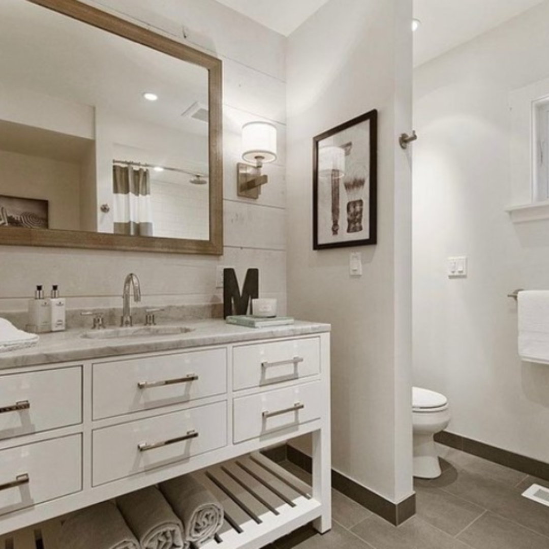 Bright clean modern cottage style bathroom by Myra Hoefer Design painted BM Decorator's White paint color. #decoratorswhite #bmdecoratorswhite