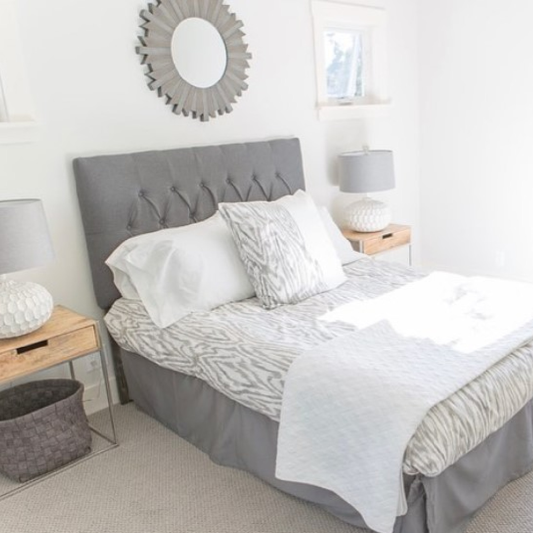 Bright clean cottage style bedroom by Myra Hoefer Design painted BM Decorator's White paint color. #decoratorswhite #bmdecoratorswhite