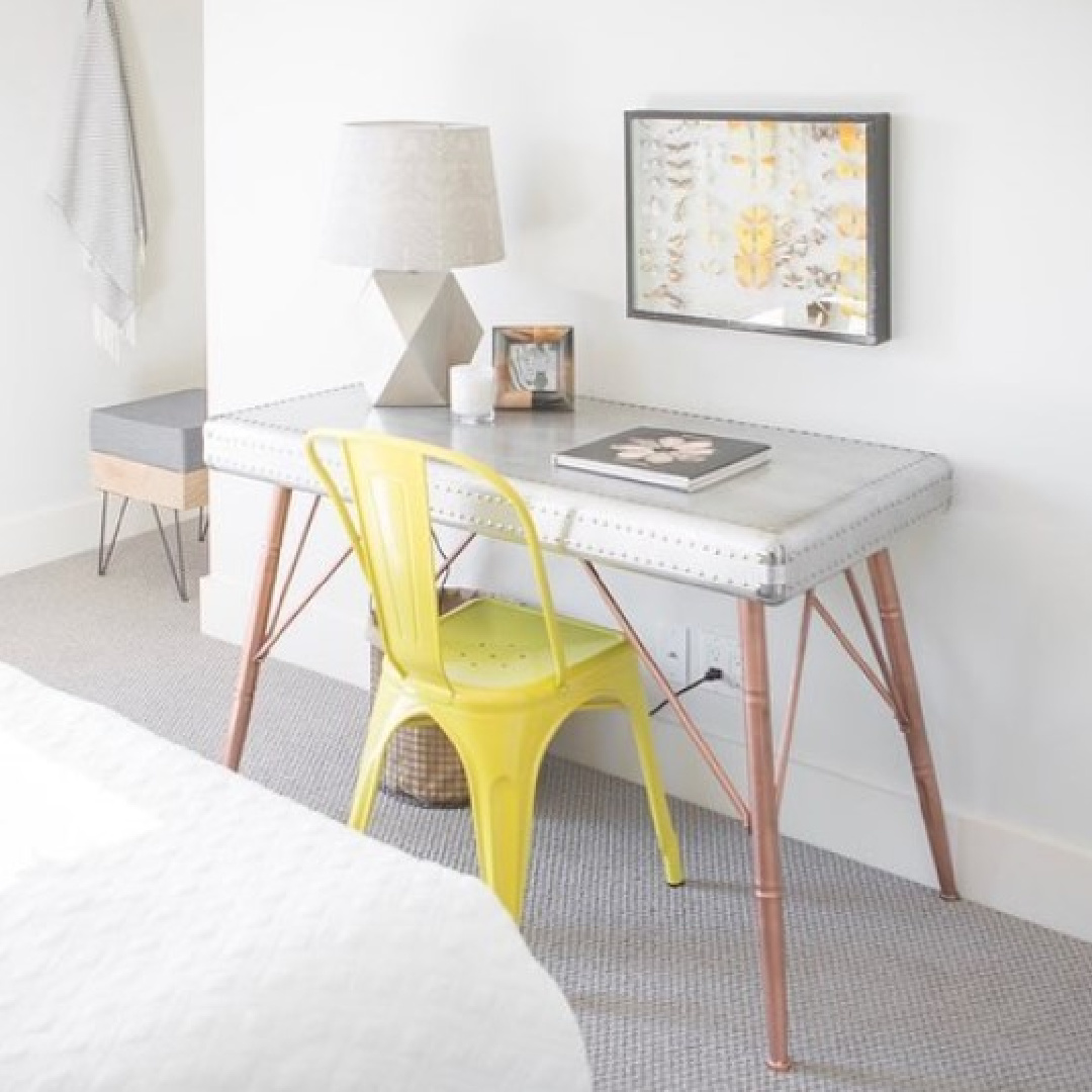 Bright clean cottage style bedroom by Myra Hoefer Design painted BM Decorator's White paint color. #decoratorswhite #bmdecoratorswhite